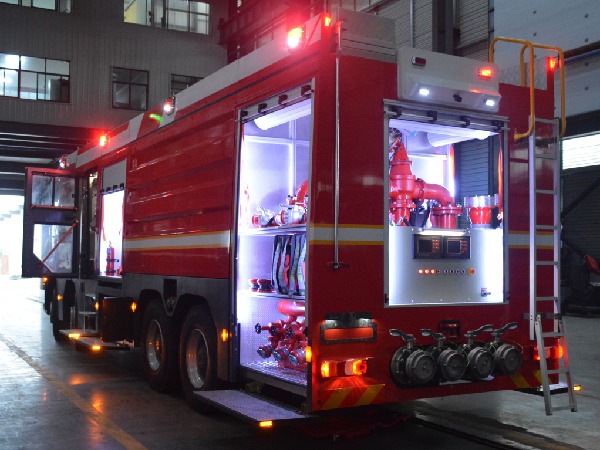 福州市一消防车抢险救援过程外被洪水冲走车载9人未救起7人45吨消防车